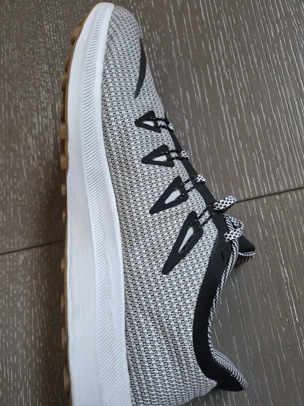 Nike Quest SE Men’s Grey, Black and White Athletic Running Shoes